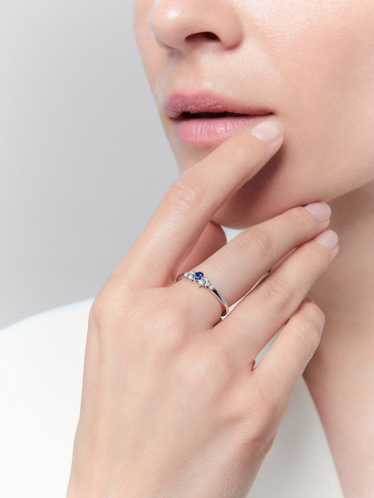 Anillo de oro blanco de 18k con zafiro y diamantes - SUAREZ - Azul Azul-4