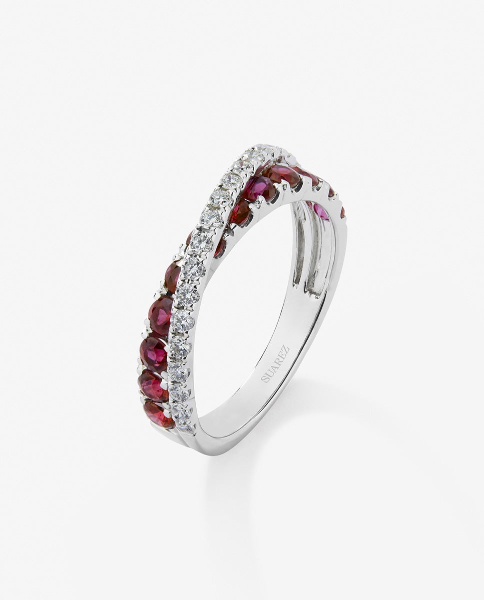 Imagen 0 de Anillo cruzado de oro blanco de 18k con 12 rubies en talla brillante con un total de 0,87 cts y 20 diamantes en talla brillante con un total de 0,28 cts Blanco / Rojo