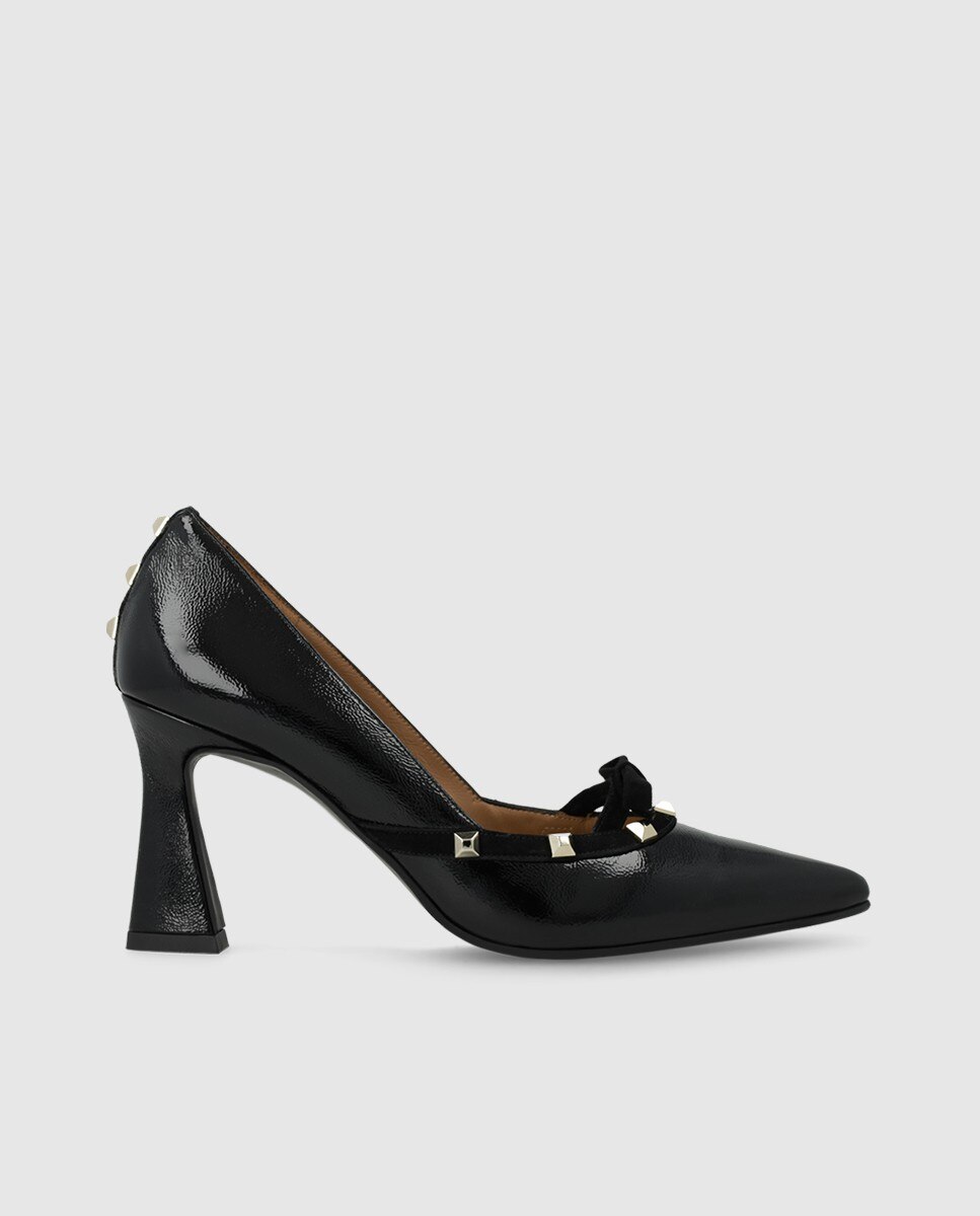 Lodi - Zapatos de salón de mujer en piel acharolada con tachas y lazo.