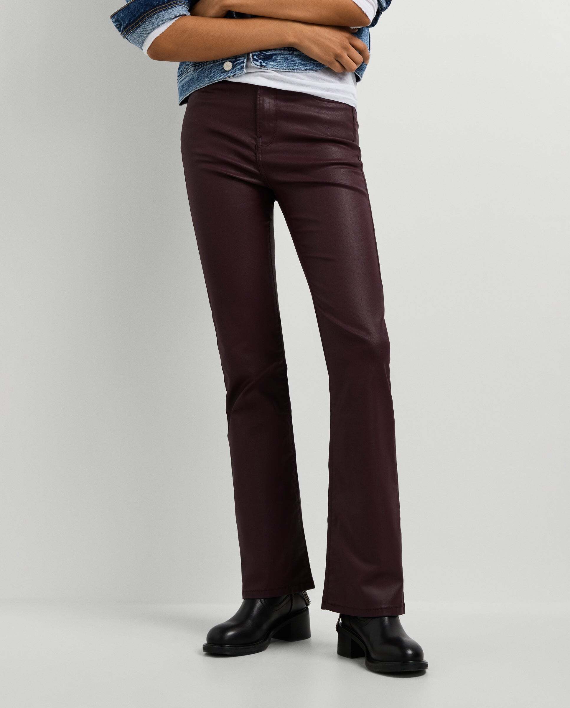 Imagen 0 de Vaquero de mujer fit flare tiro alto Burdeos