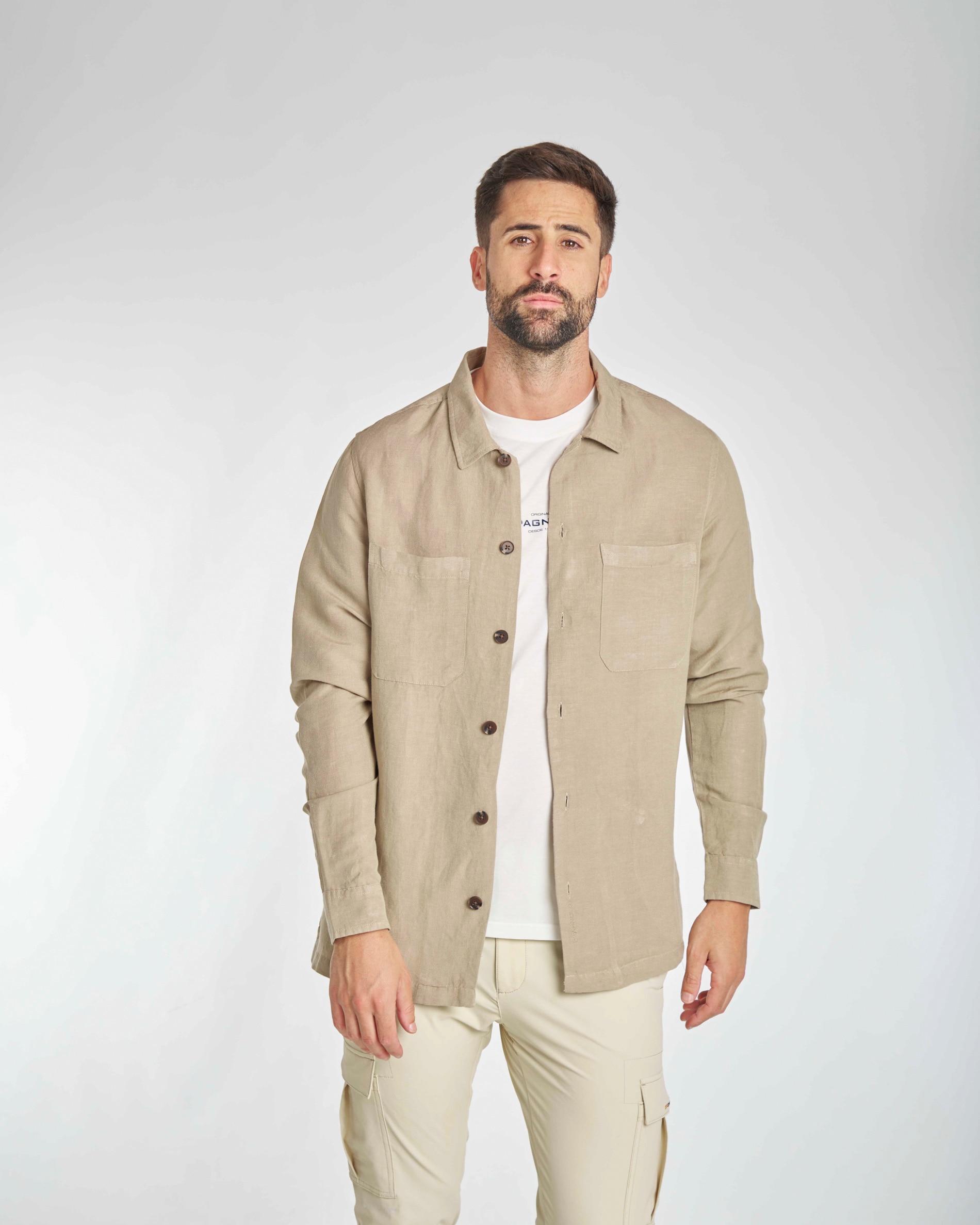 Sobrecamisa de lino de hombre corte soversize en color camel
