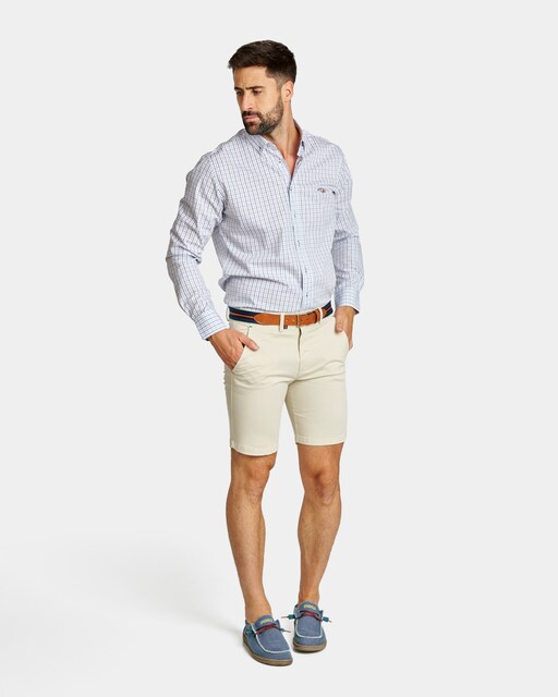 Imagen 0 de Bermuda de hombre lisa en color beige