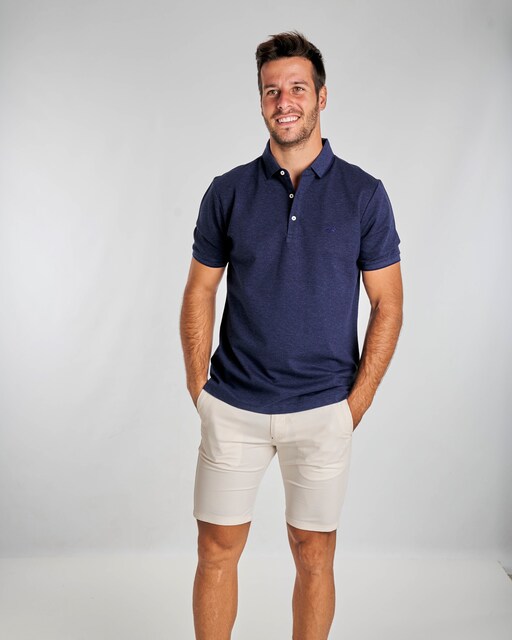 Imagen 0 de Polo piqué de hombre color azul marino con logo banderas bordado a tono manga corta