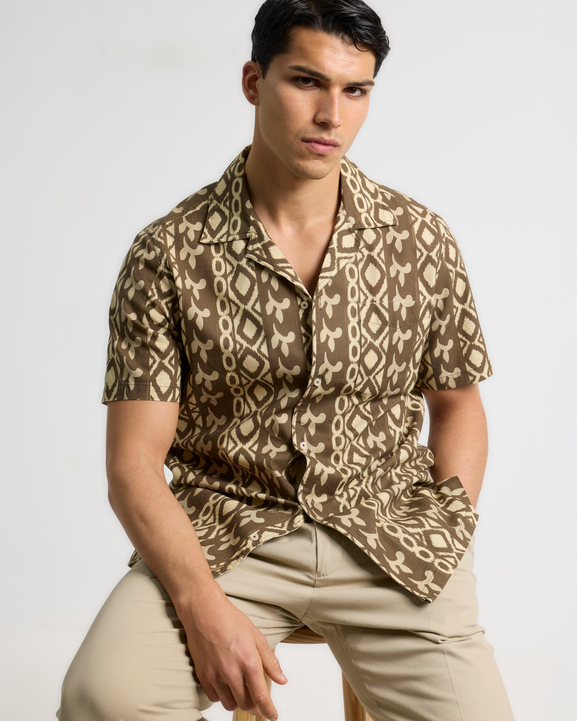 Camisa de hombre estampada manga corta custom fit marrón
