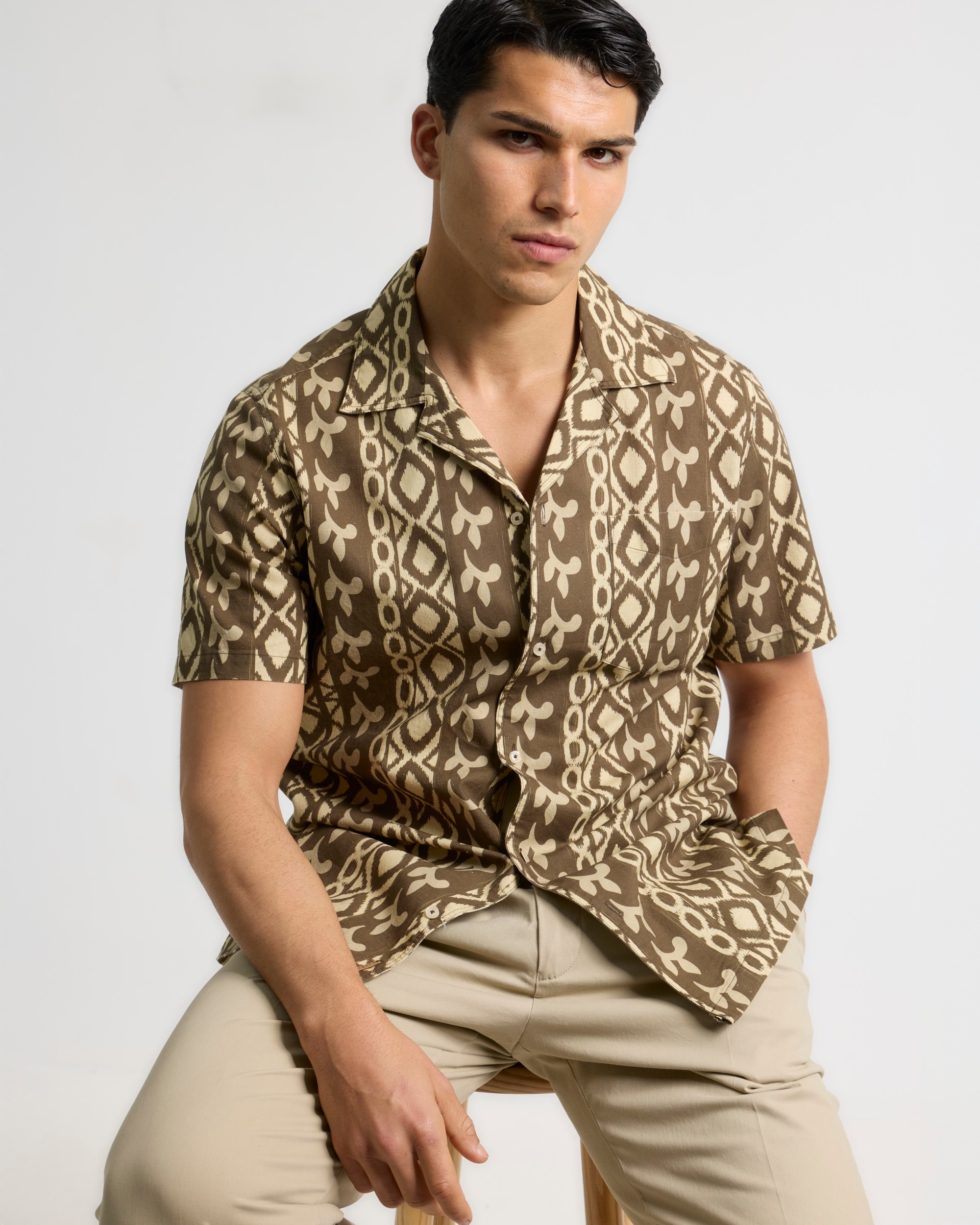 Camisa de hombre estampada manga corta custom fit marrón