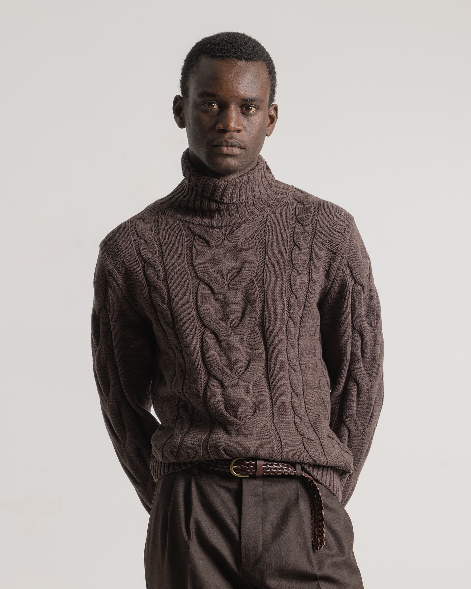 Jersey cable knit cuello vuelto de hombre marrón chocolate