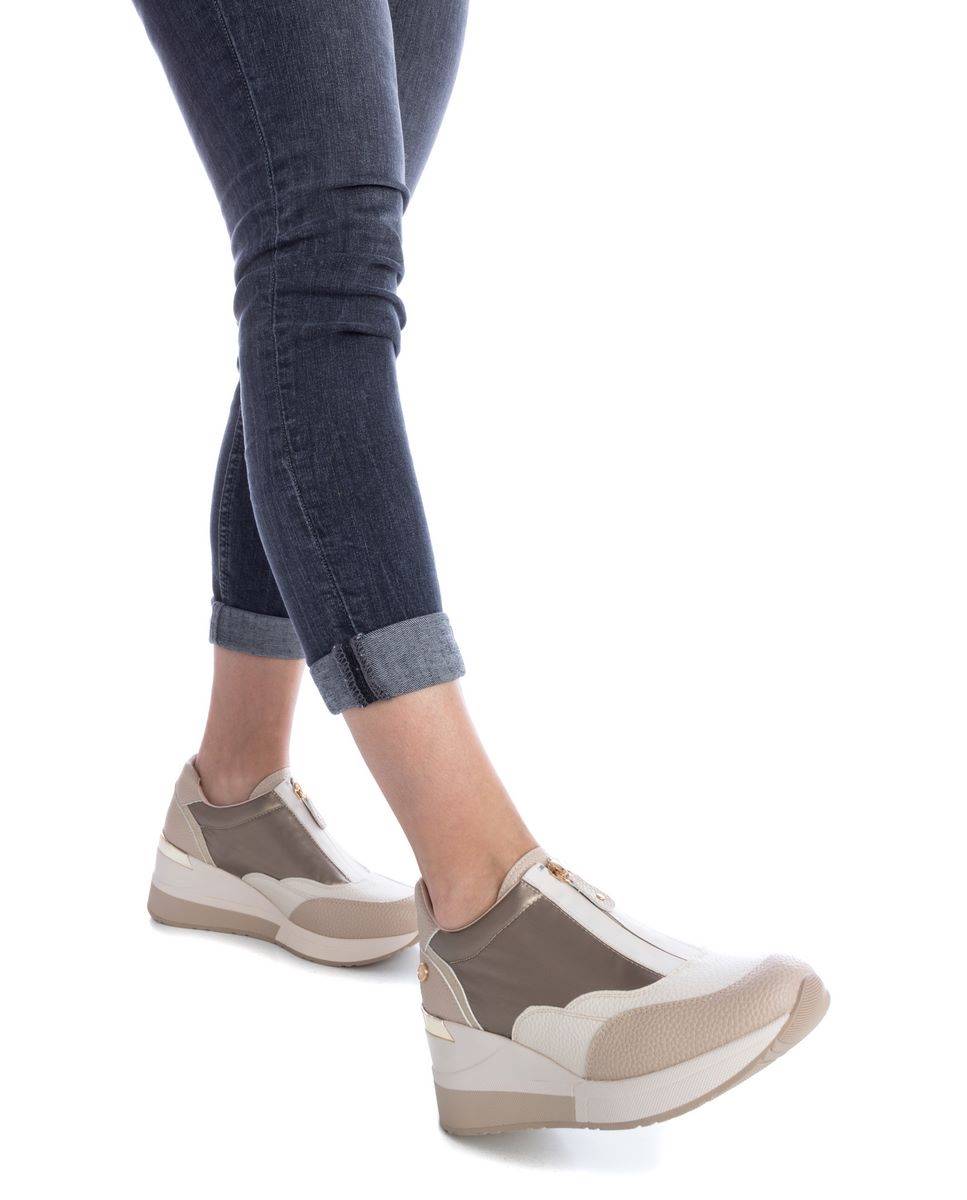 Zapatilla de mujer con cuña y cremallera frontal - Xti - Beige Beige-2