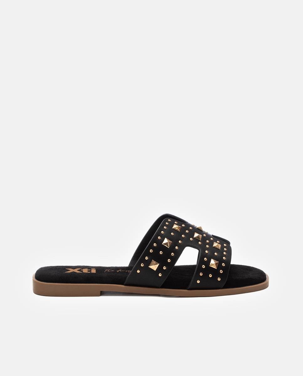 Xti - Sandalias planas de mujer con tachas.