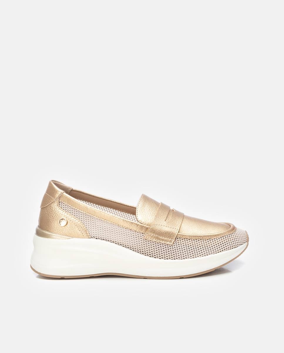 Imagen 0 de Mocasines de mujer con cuña y troquelados Oro