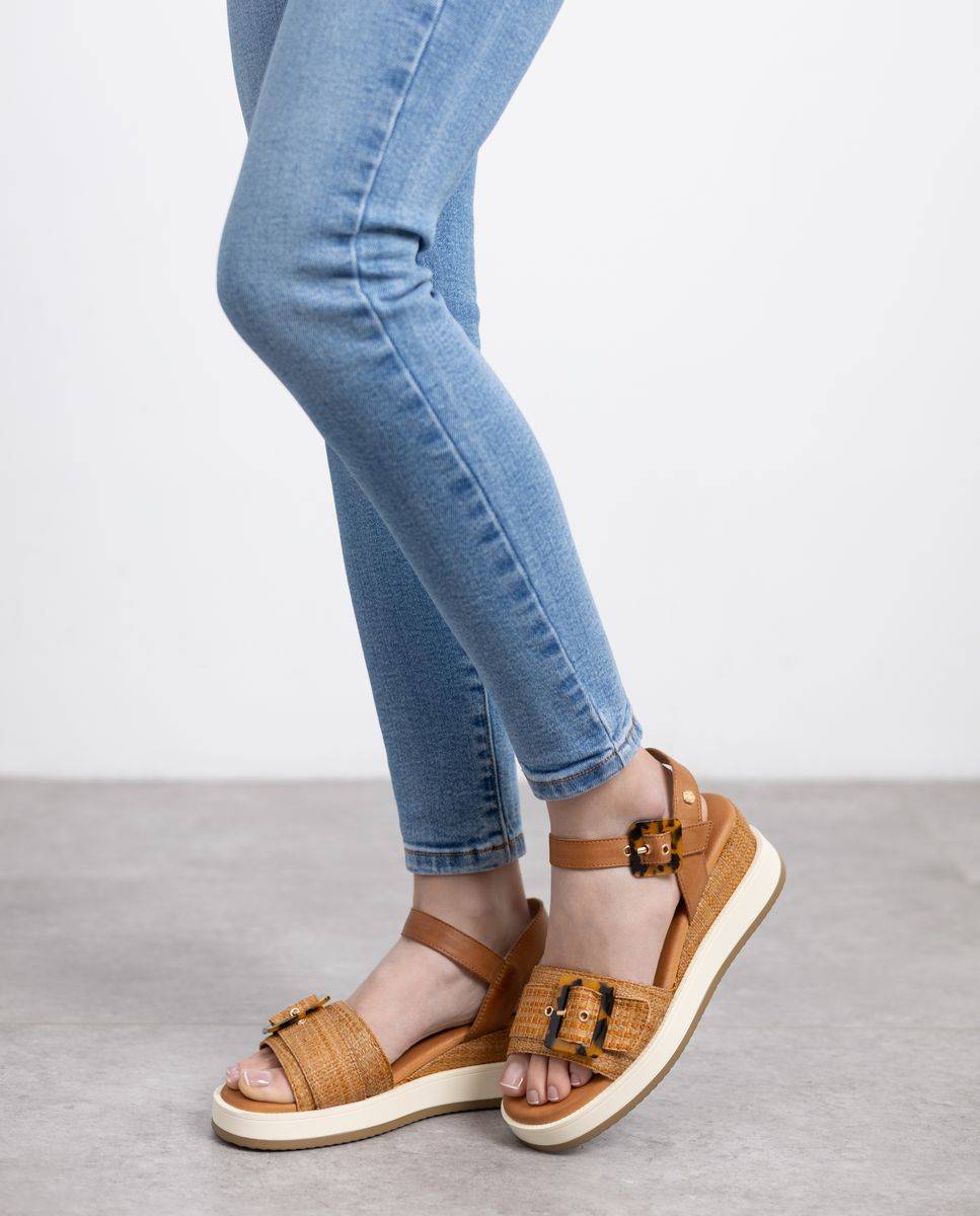 Sandalias con cuña de mujer de piel con cierre de hebilla - Carmela - Camel Camel-2