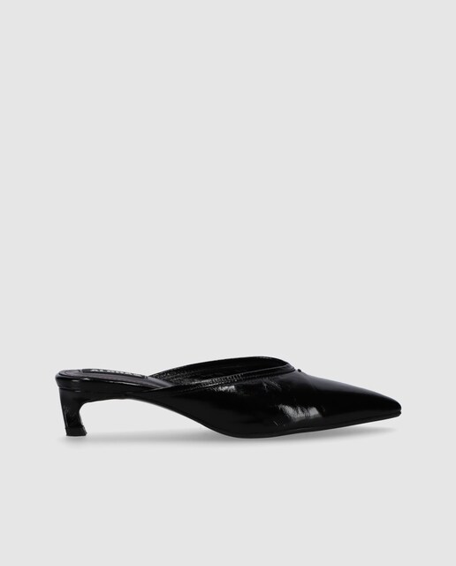 Imagen 0 de Mules de mujer de charol con tacón bajo y punta afilada