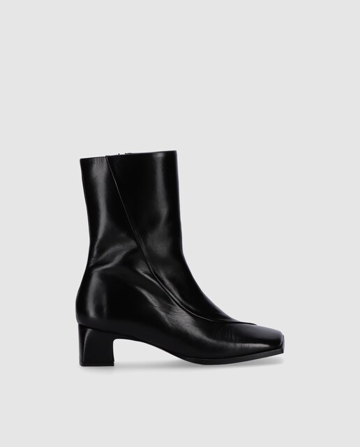 Imagen 0 de Botines de mujer de piel con punta cuadrada y tacón bajo
