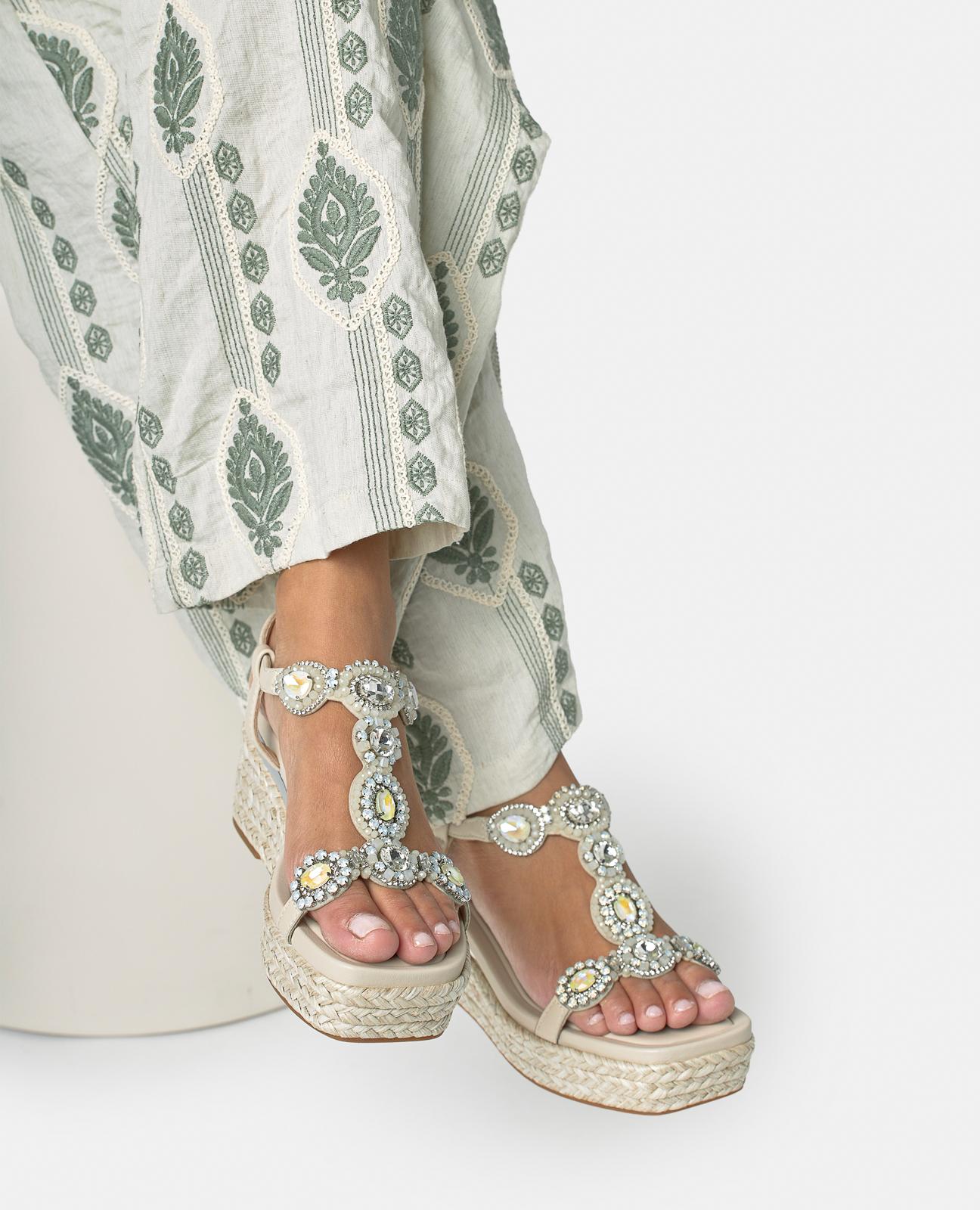 Sandalias de cuña de mujer de esparto en napa con tira frontal en T con detalle de pedrería circular - Marfil Marfil-2
