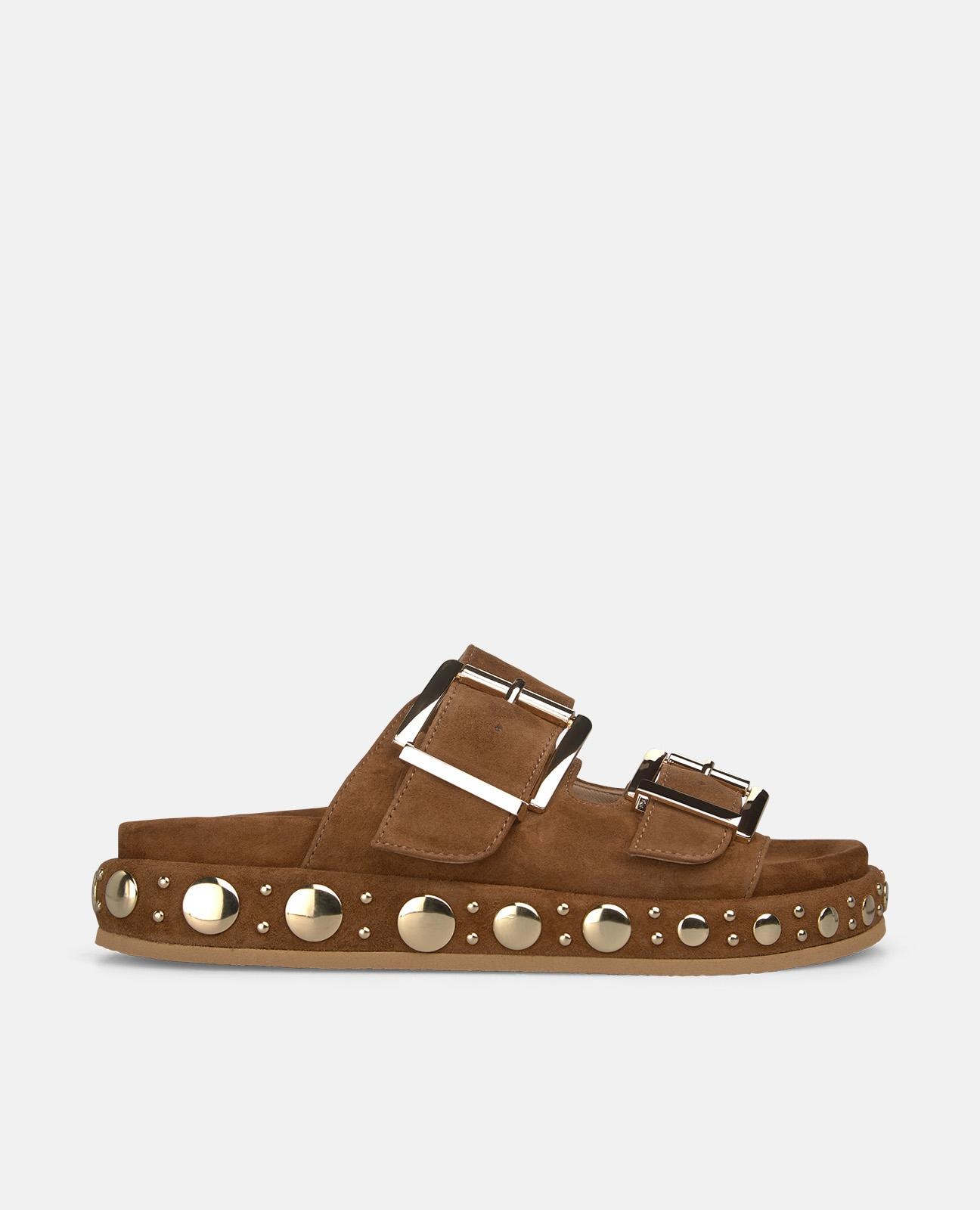 Alma en Pena - Sandalias planas de mujer en piel con tiras anchas y detalle de tachuelas en la plataforma.