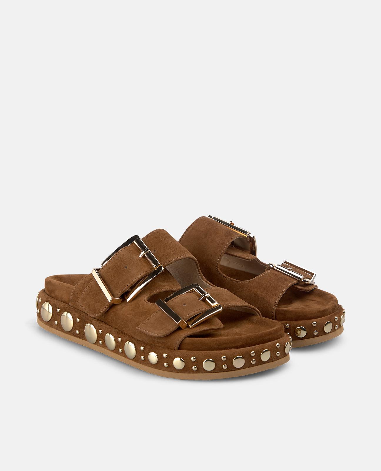 Sandalias planas de mujer en piel con tiras anchas y detalle de tachuelas en la plataforma - Caramelo Caramelo-4