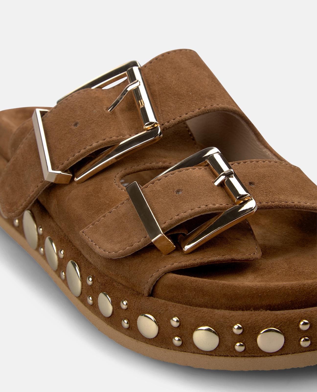 Sandalias planas de mujer en piel con tiras anchas y detalle de tachuelas en la plataforma - Caramelo Caramelo-5