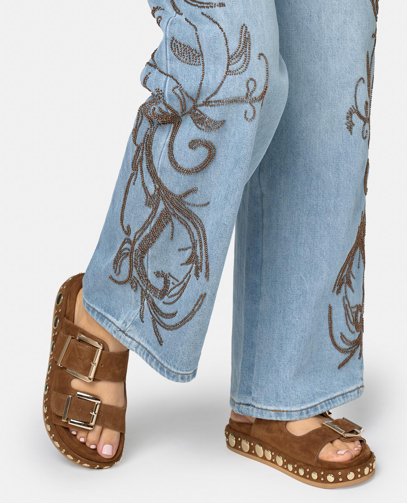 Sandalias planas de mujer en piel con tiras anchas y detalle de tachuelas en la plataforma - Caramelo Caramelo-2