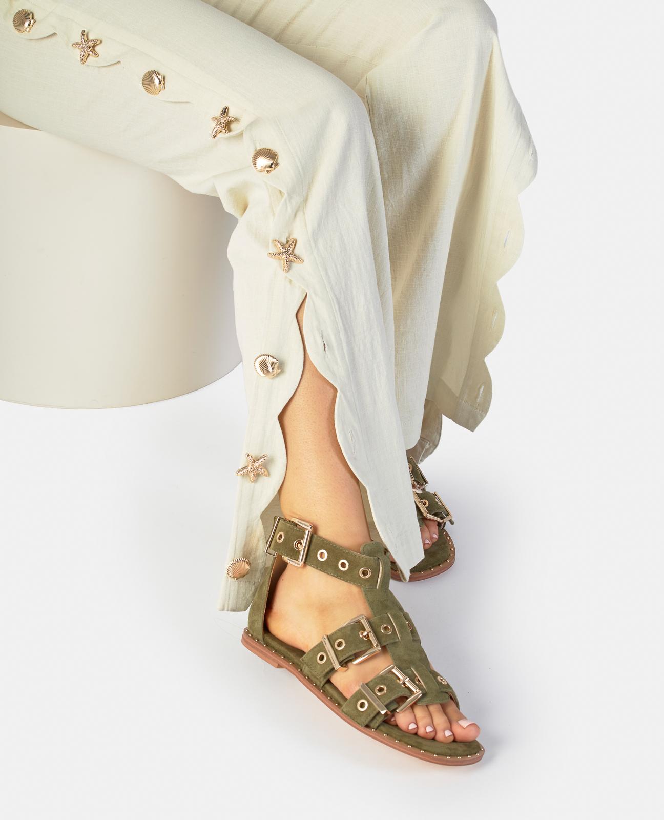 Sandalias romanas de mujer en piel con tira en T con detalle hebilla - Alma en Pena - Kaki Kaki-2