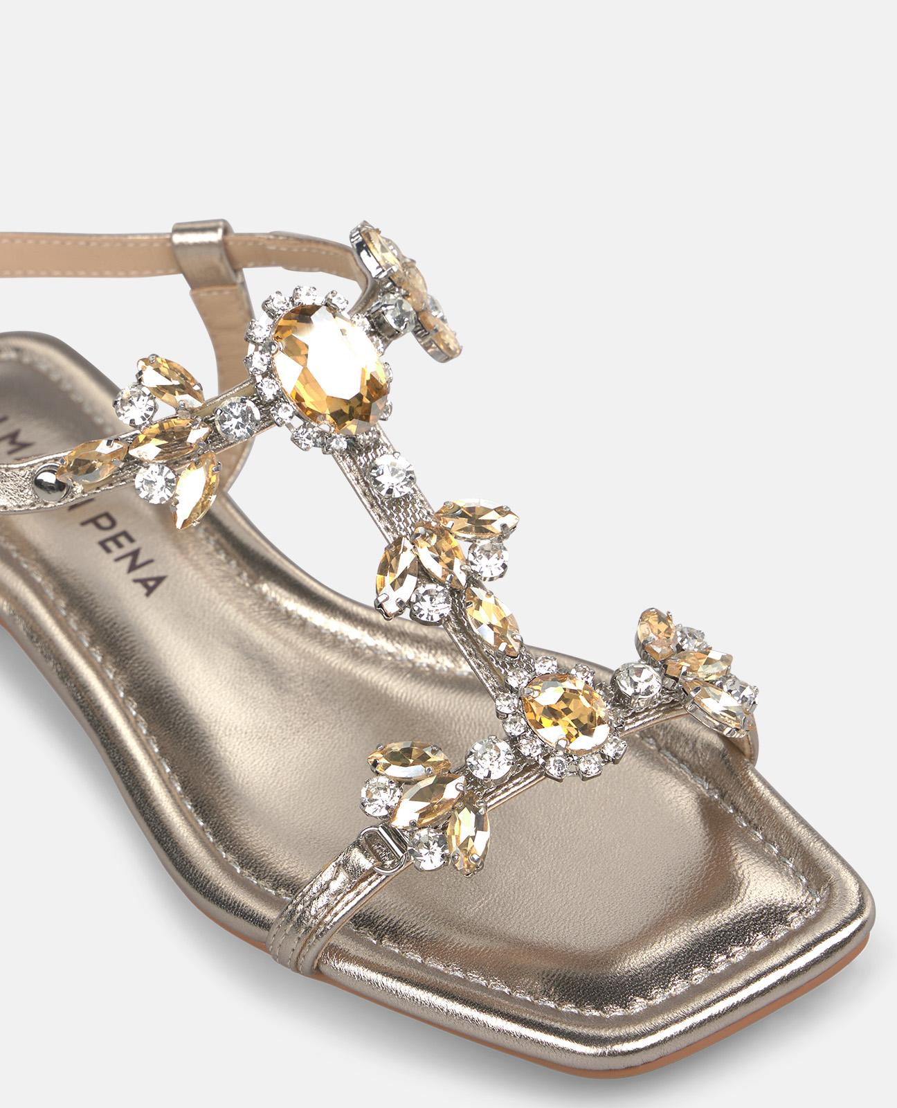 Sandalias planas de mujer efecto metalizado con tira decorada con pedrería y cierre de hebilla - Alma en Pena - Oro Oro-5