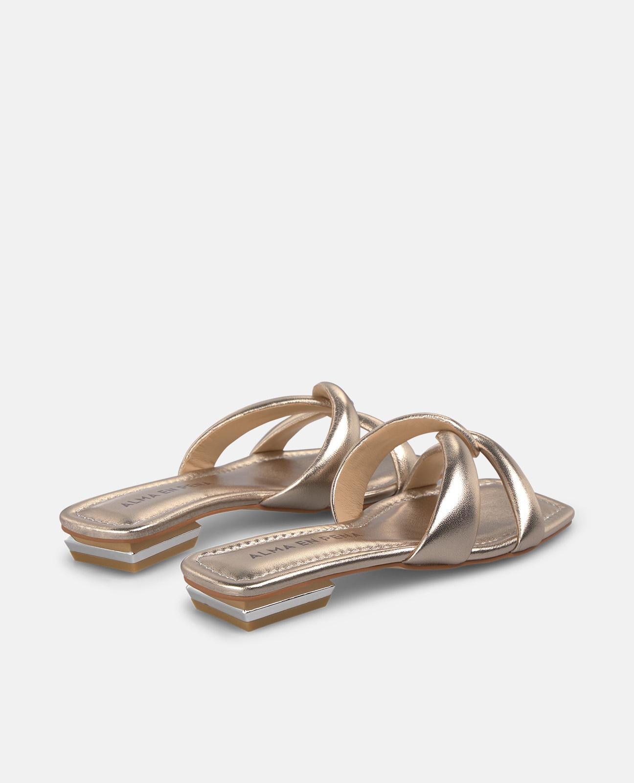 Sandalias de pala de mujer en piel efecto metalizado y tiras delanteras cruzadas - Alma en Pena - Oro Oro-3