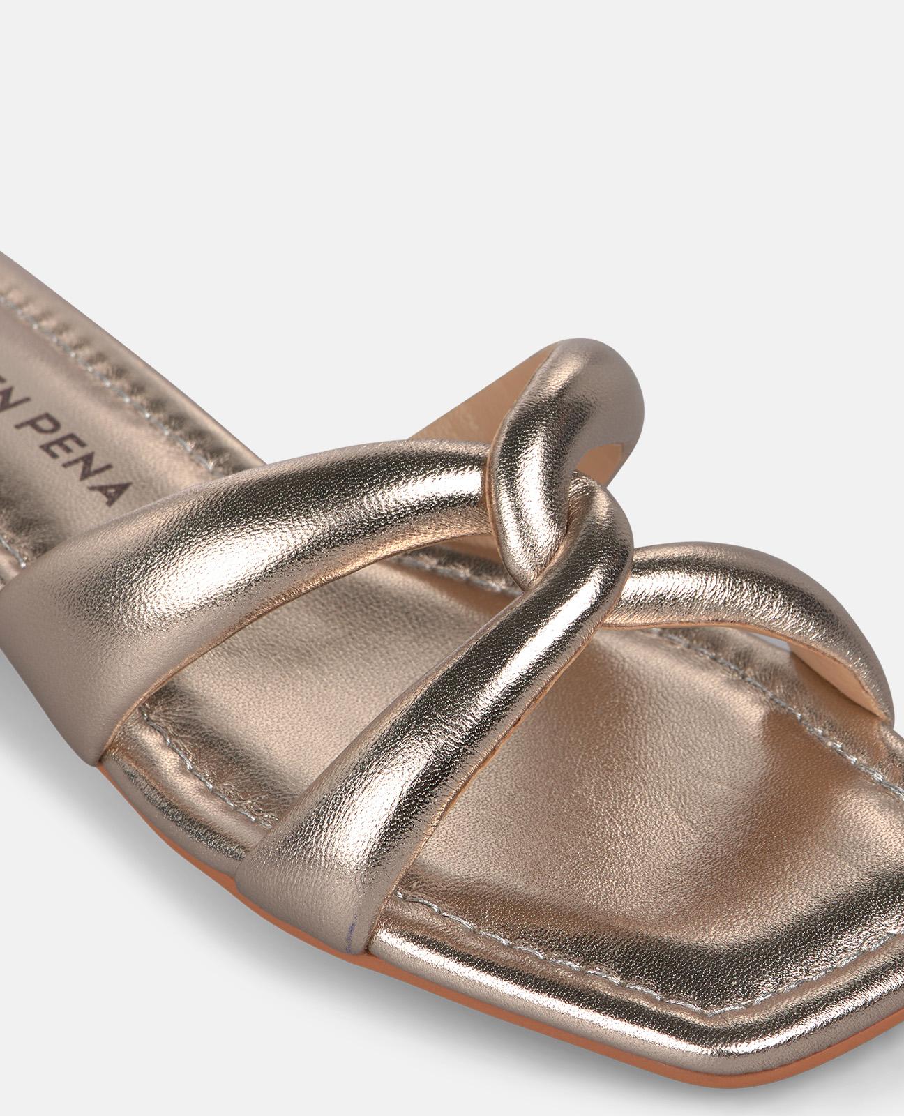 Sandalias de pala de mujer en piel efecto metalizado y tiras delanteras cruzadas - Alma en Pena - Oro Oro-5