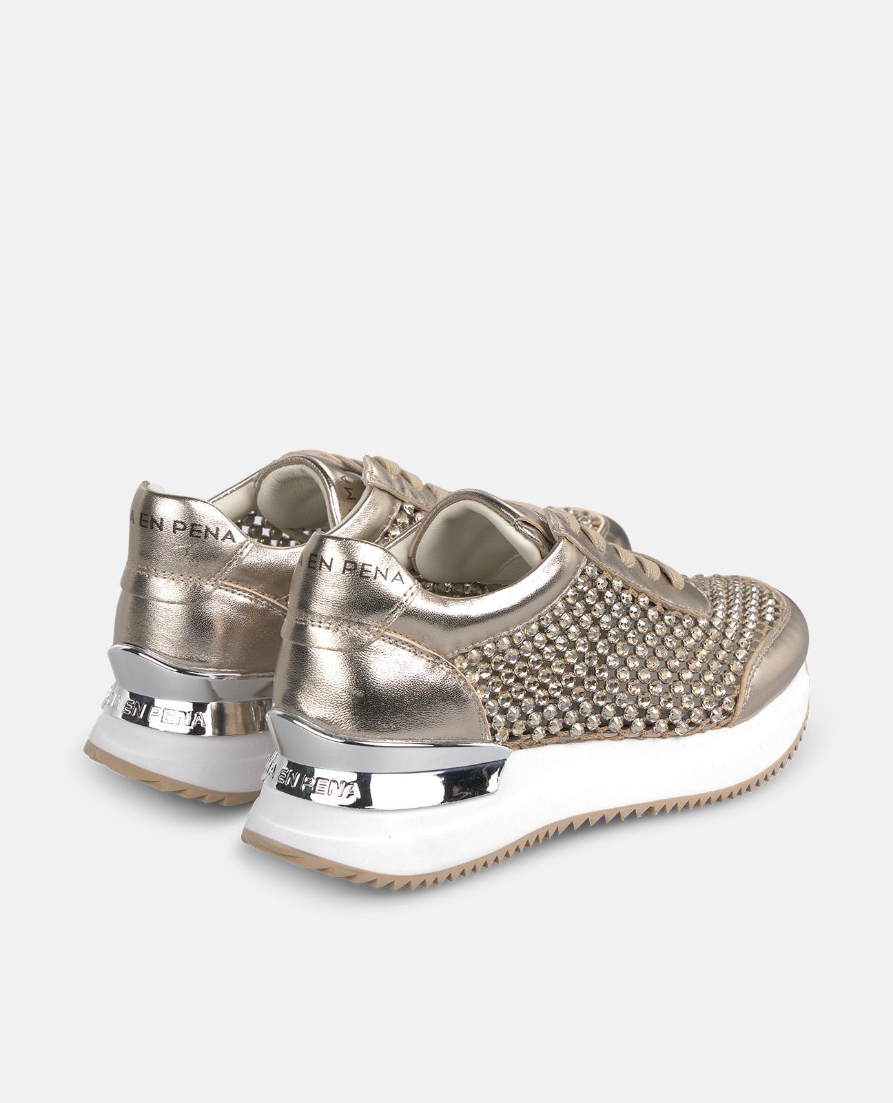 Zapatillas deportivas de mujer de piel efecto metalizado y rejilla con tachas de pedrería - Alma en Pena - Oro Oro-3