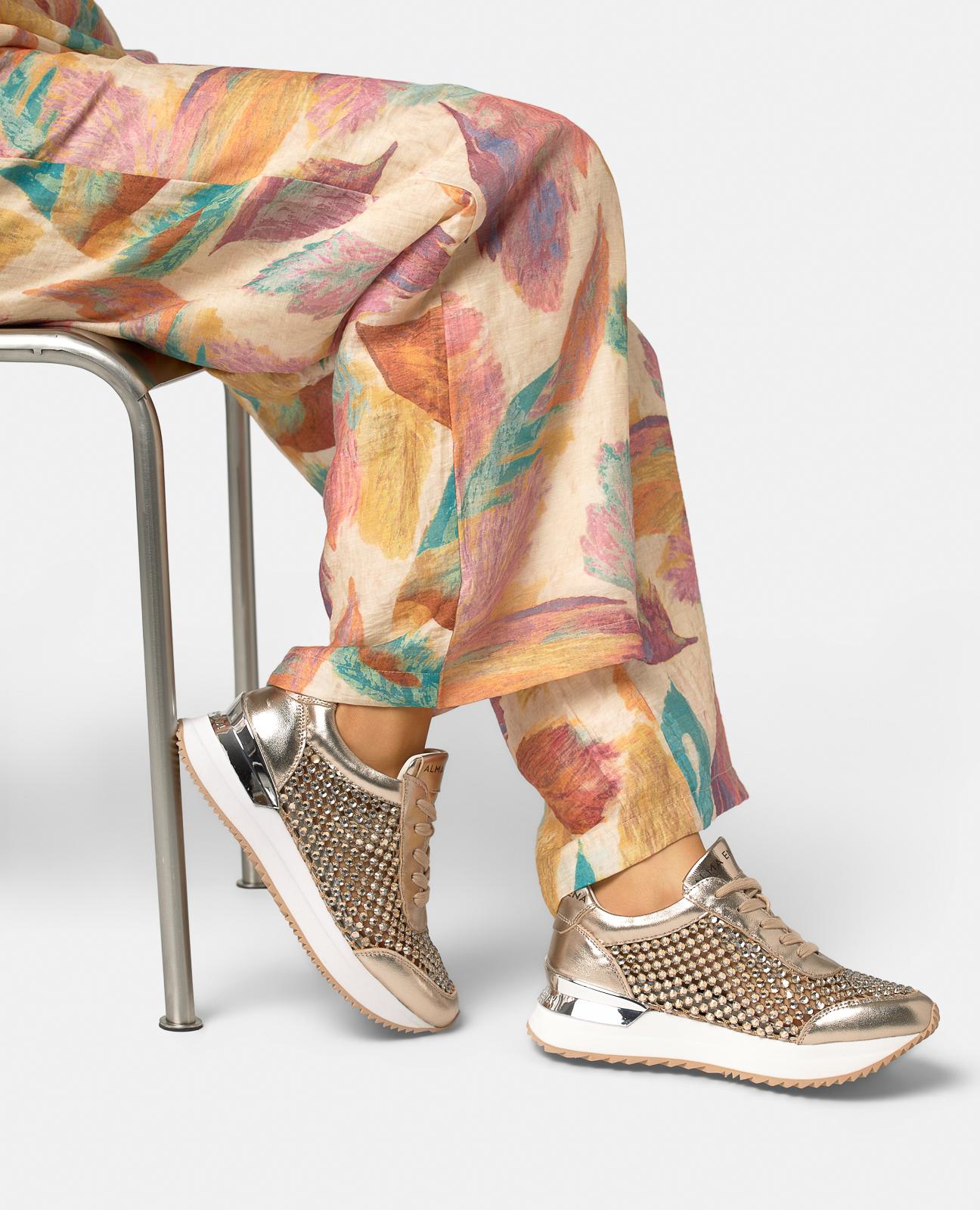 Zapatillas deportivas de mujer de piel efecto metalizado y rejilla con tachas de pedrería - Alma en Pena - Oro Oro-2