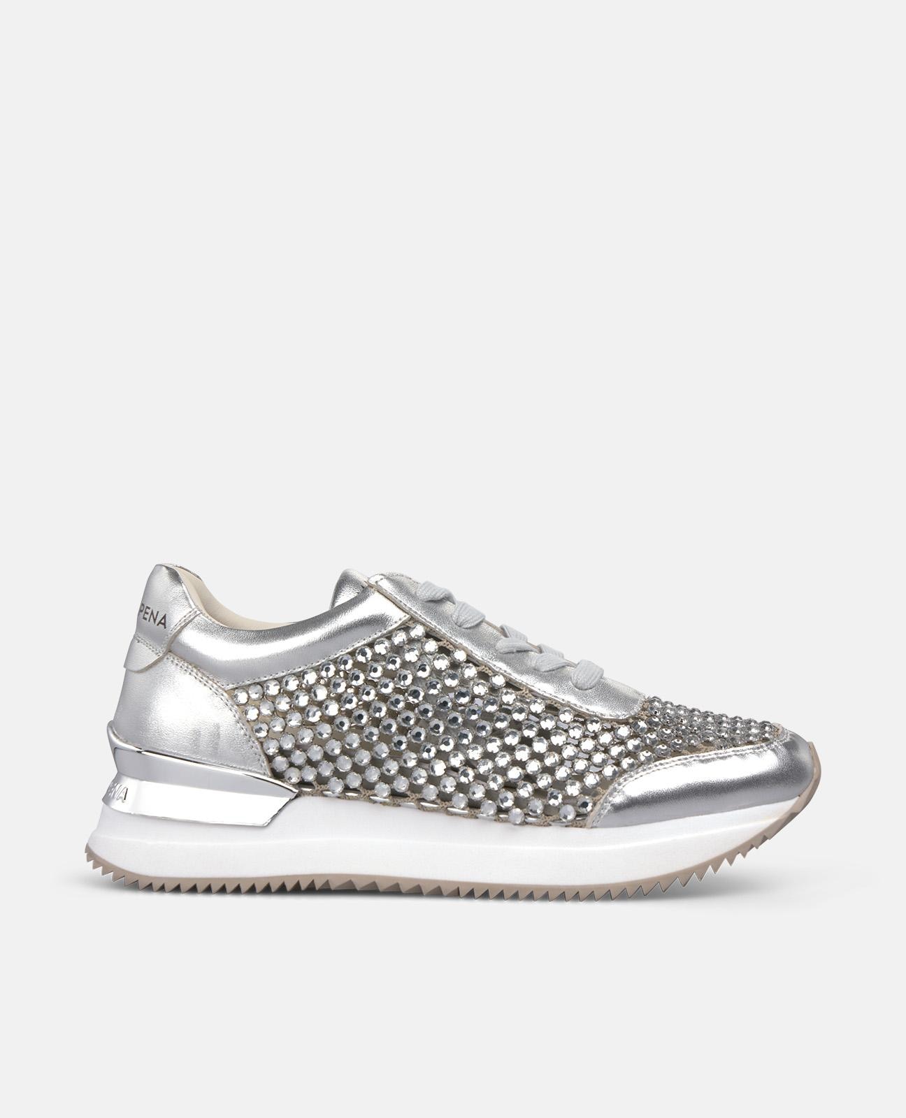 Imagen 0 de Zapatillas deportivas de mujer de piel efecto metalizado y rejilla con tachas de pedrería Plata