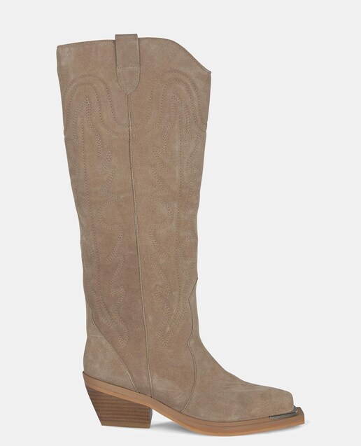 Imagen 0 de Botas de mujer de piel con bordados en la caña