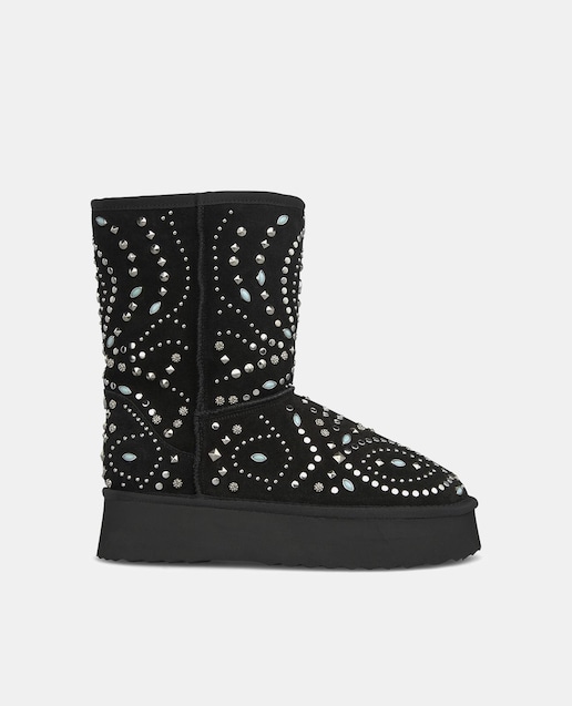 Imagen 0 de Botas de mujer de piel cubierta de tachas