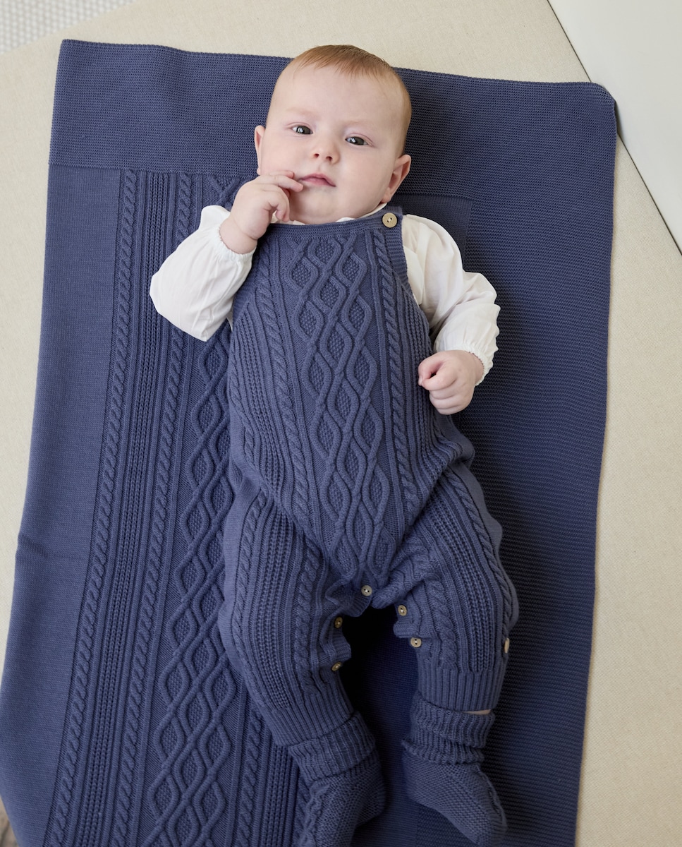 Peto de bebés de punto trenzado en azul · Martín Aranda · El Corte