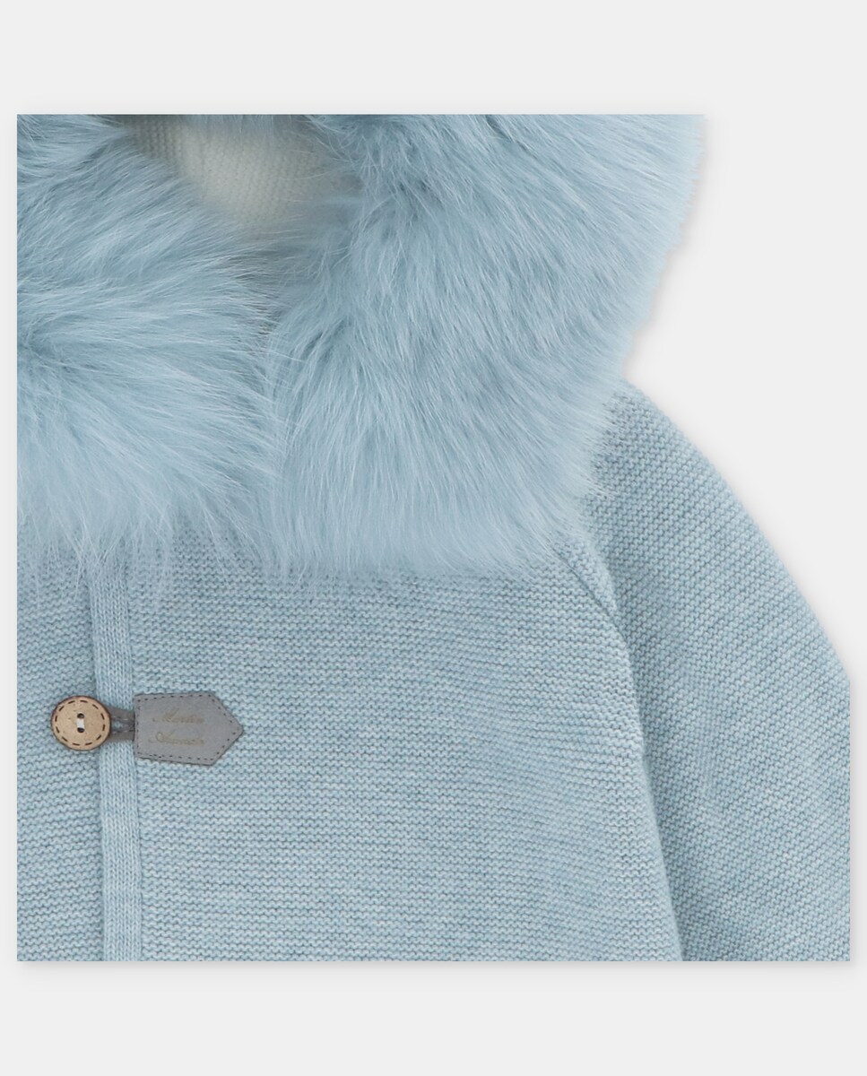 Abrigo de punto de bebé con capucha y pelo natural en celeste