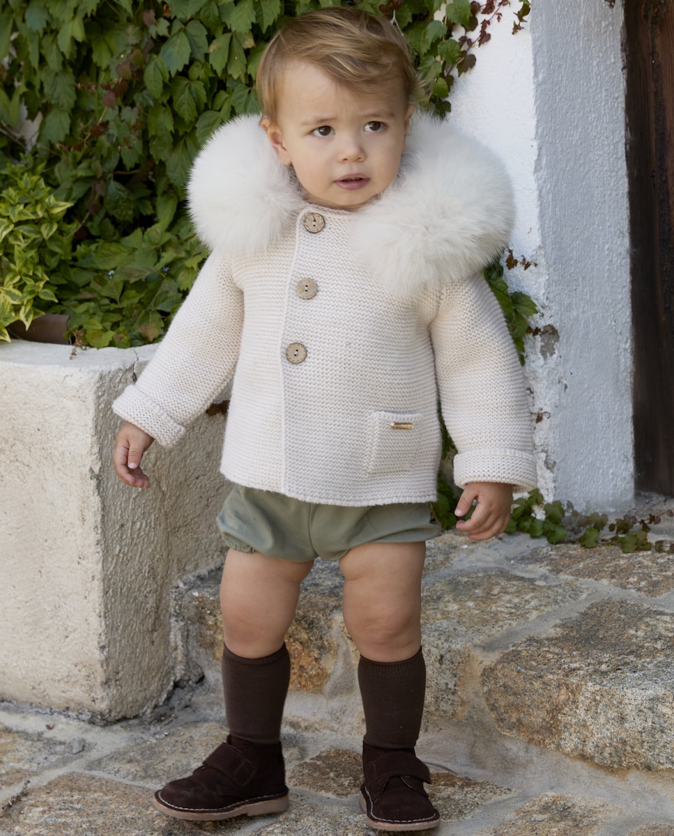 Abrigo de punto con capucha y pelo artificial en arena · Martín