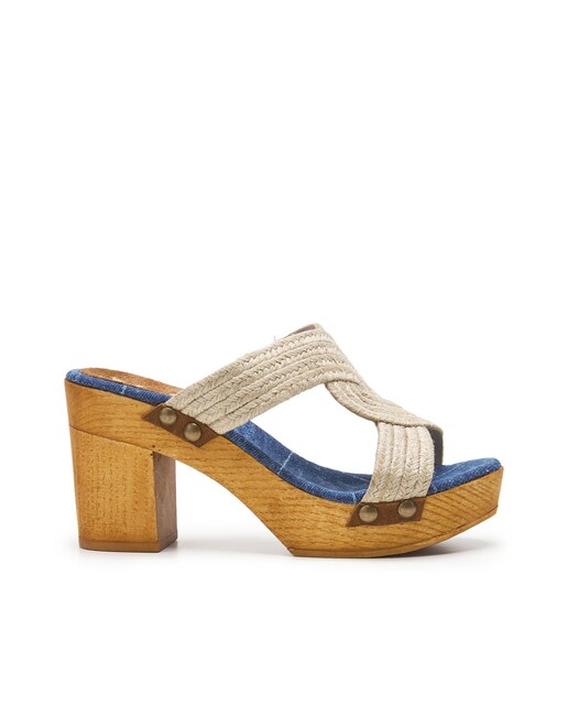 Imagen 0 de Sandalias de mujer con detalle de tachuelas y tacón imitación madera
