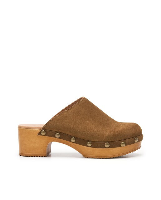 Imagen 0 de Zuecos de mujer con detalle de tachuelas y tacón imitación madera