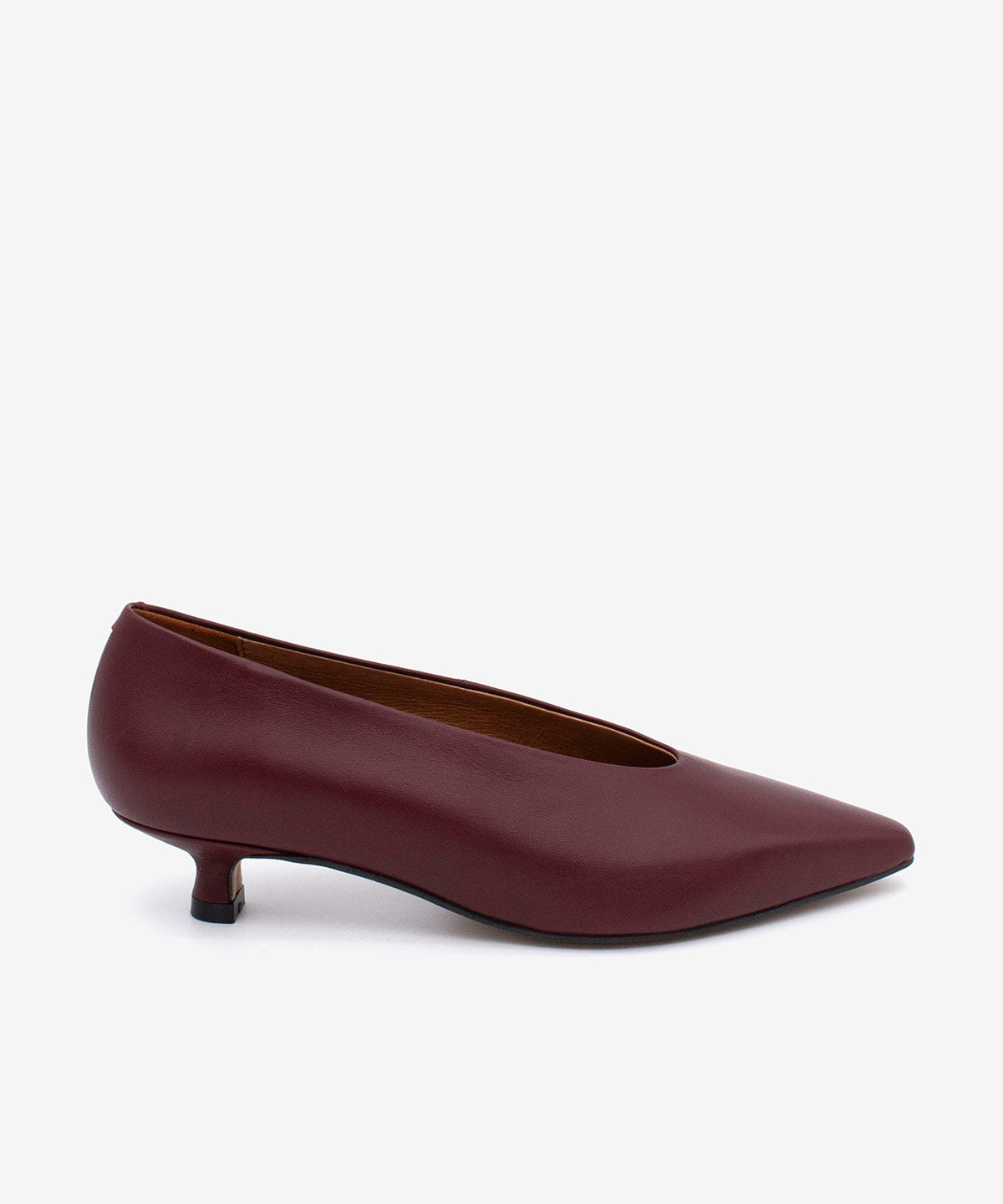 Ángel Alarcón - Zapatos de salón de mujer de piel con escote alto.