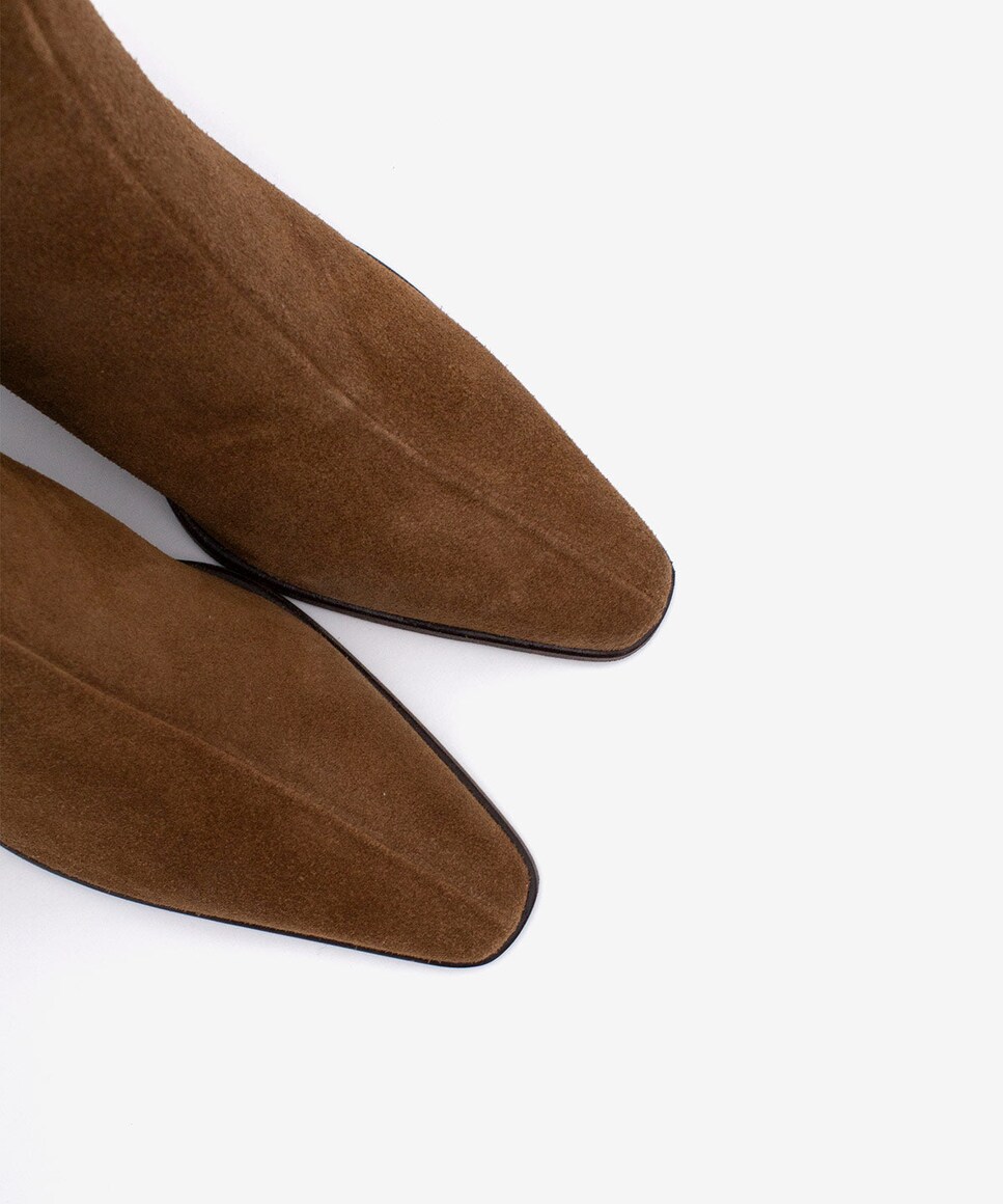 Botines de mujer de serraje de punta fina con tacón ancho y suela