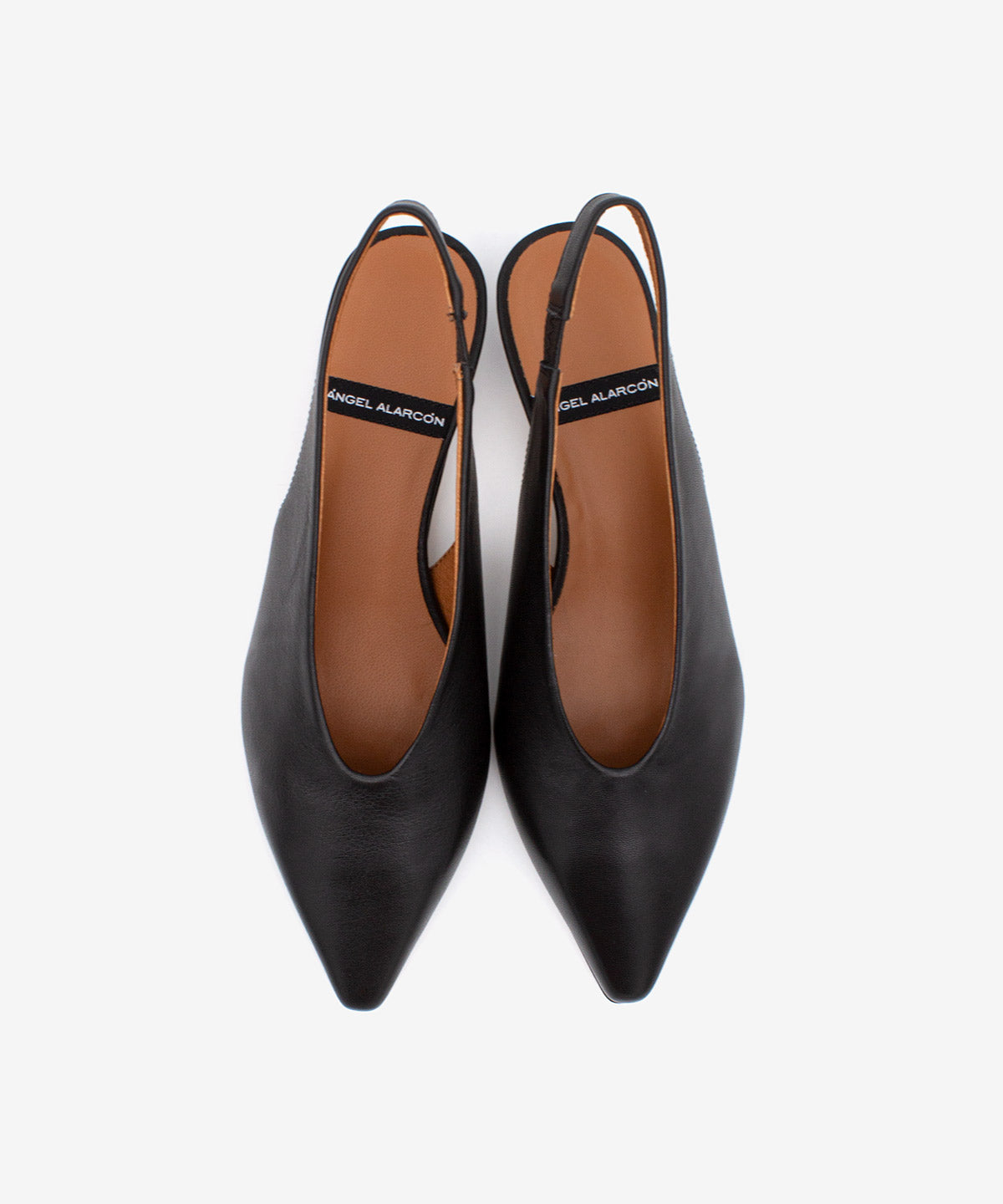 Zapato de salón de mujer destalonado de tacón bajo con escote alto de piel grano suave, SONIA - Ángel Alarcón - Negro Negro-4