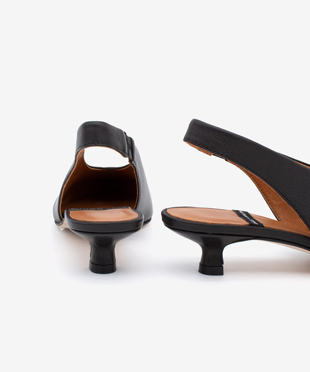 Zapato de salón de mujer destalonado de tacón bajo con escote alto de piel grano suave, SONIA - Ángel Alarcón - Negro Negro-5