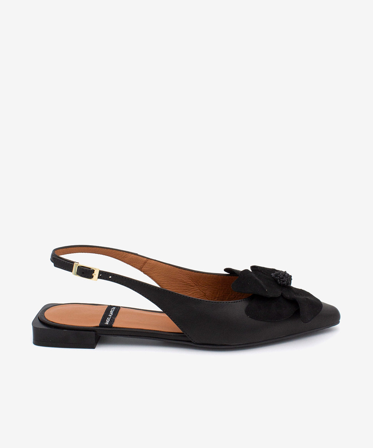 Slipper de mujer con tacón plano, de punta fina con flor de adorno, de Piel grano suave, FIORA - Ángel Alarcón - Negro Negro-1