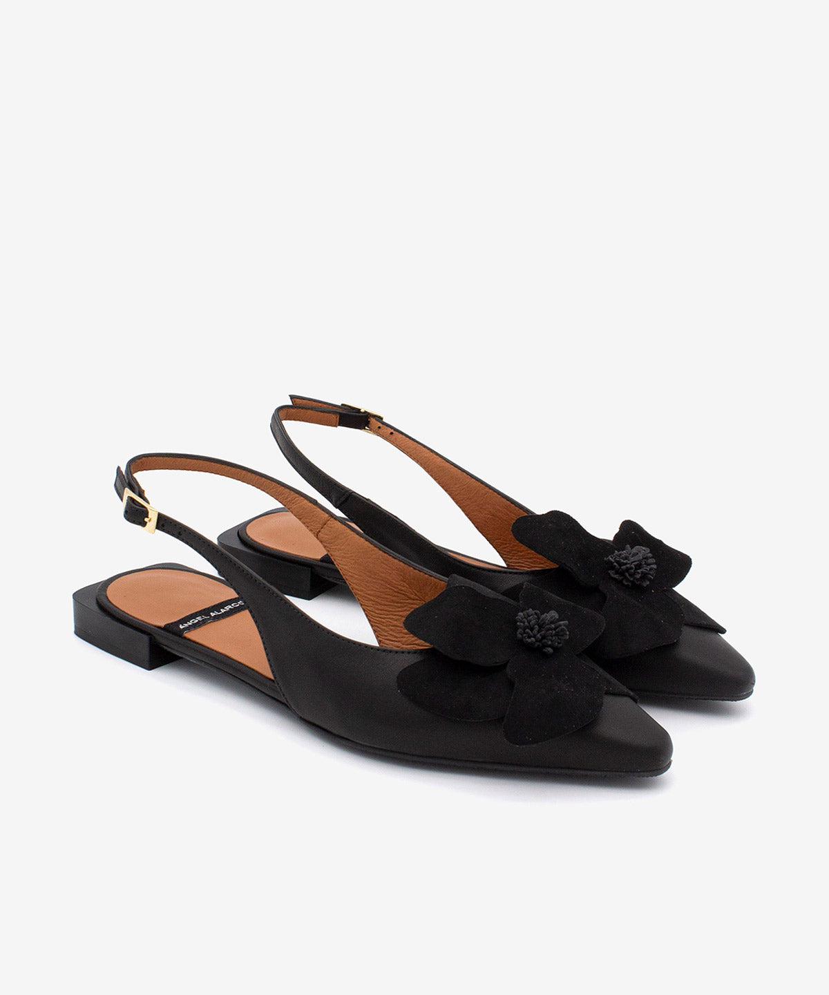 Slipper de mujer con tacón plano, de punta fina con flor de adorno, de Piel grano suave, FIORA - Ángel Alarcón - Negro Negro-3