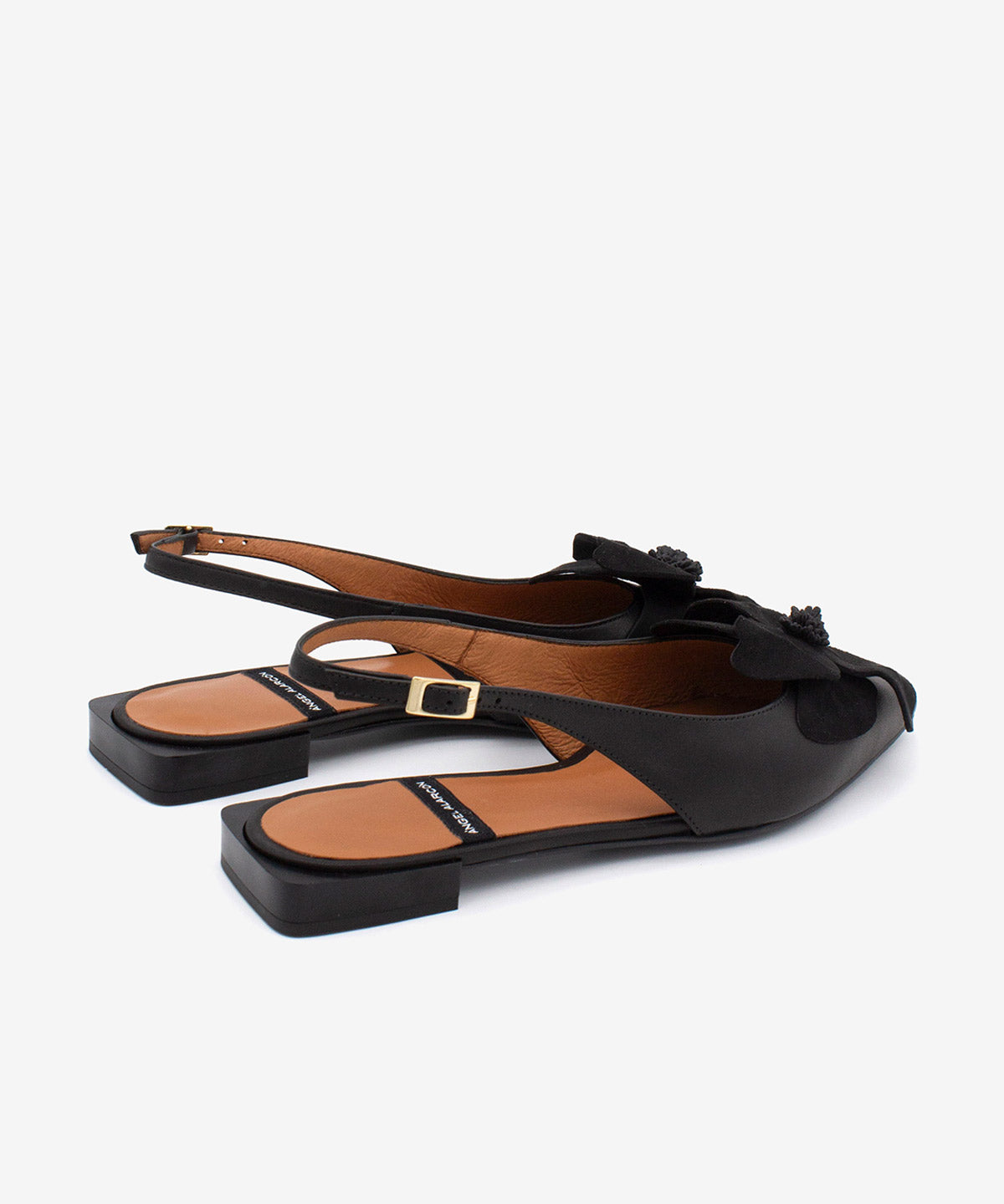 Slipper de mujer con tacón plano, de punta fina con flor de adorno, de Piel grano suave, FIORA - Ángel Alarcón - Negro Negro-2