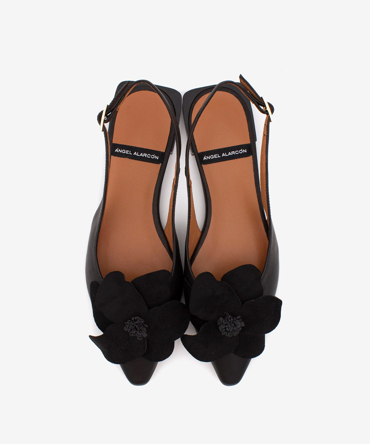 Slipper de mujer con tacón plano, de punta fina con flor de adorno, de Piel grano suave, FIORA - Ángel Alarcón - Negro Negro-4