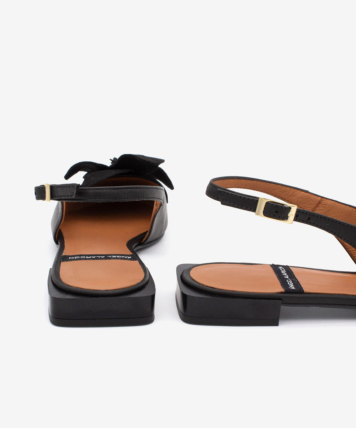 Slipper de mujer con tacón plano, de punta fina con flor de adorno, de Piel grano suave, FIORA - Ángel Alarcón - Negro Negro-5