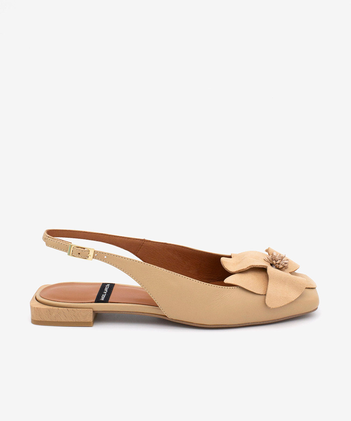 Slipper de mujer con tacón plano, de punta cuadrada con flor de adorno de Piel grano suave, ROSINA - Ángel Alarcón - Camel Camel-1