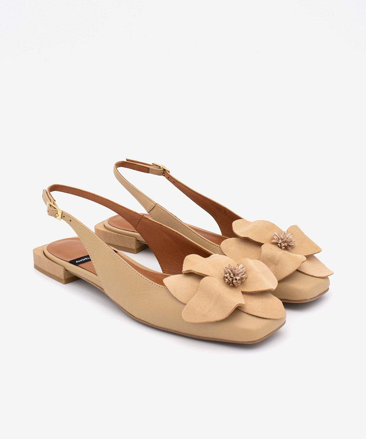 Slipper de mujer con tacón plano, de punta cuadrada con flor de adorno de Piel grano suave, ROSINA - Ángel Alarcón - Camel Camel-4