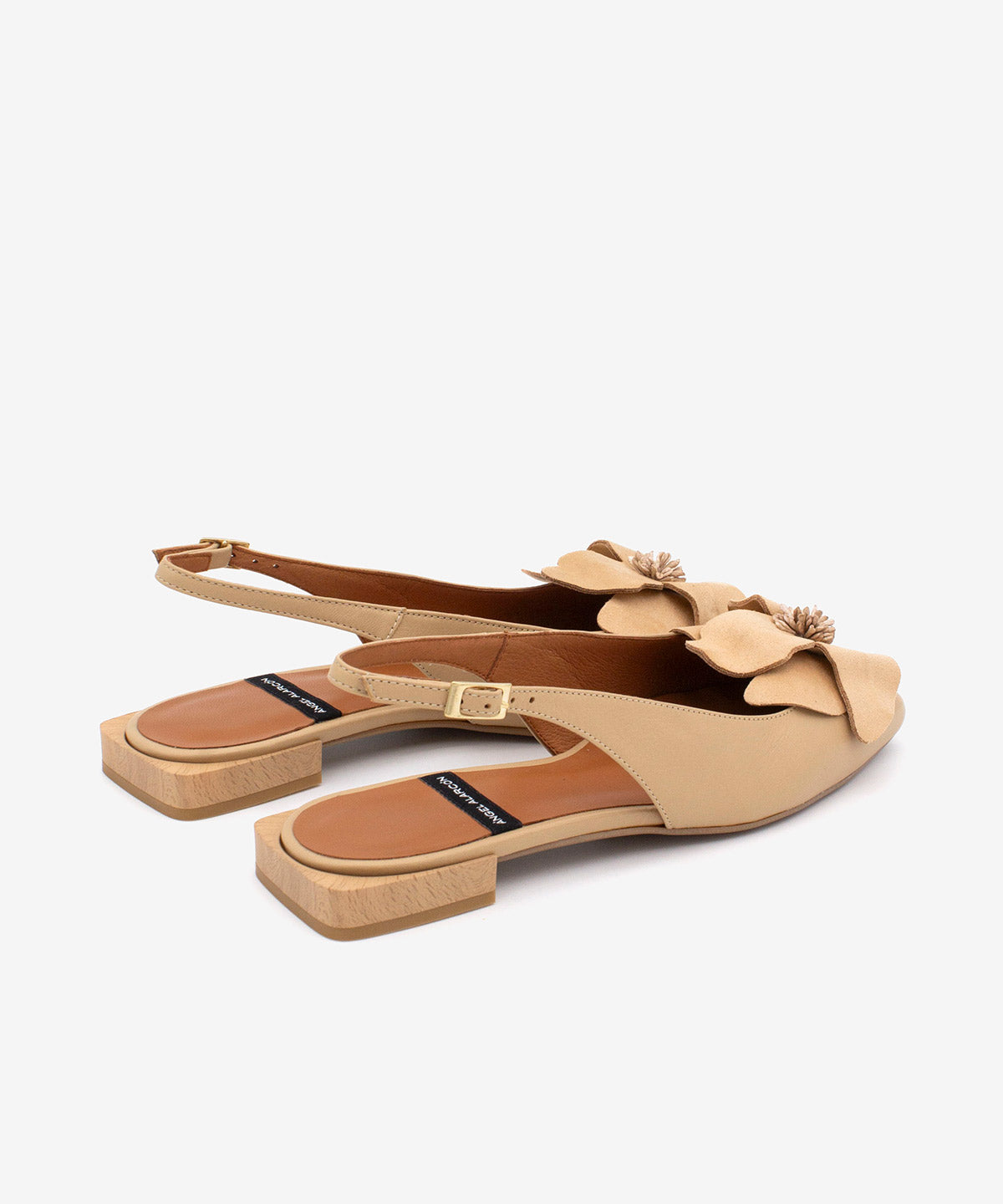 Slipper de mujer con tacón plano, de punta cuadrada con flor de adorno de Piel grano suave, ROSINA - Ángel Alarcón - Camel Camel-3