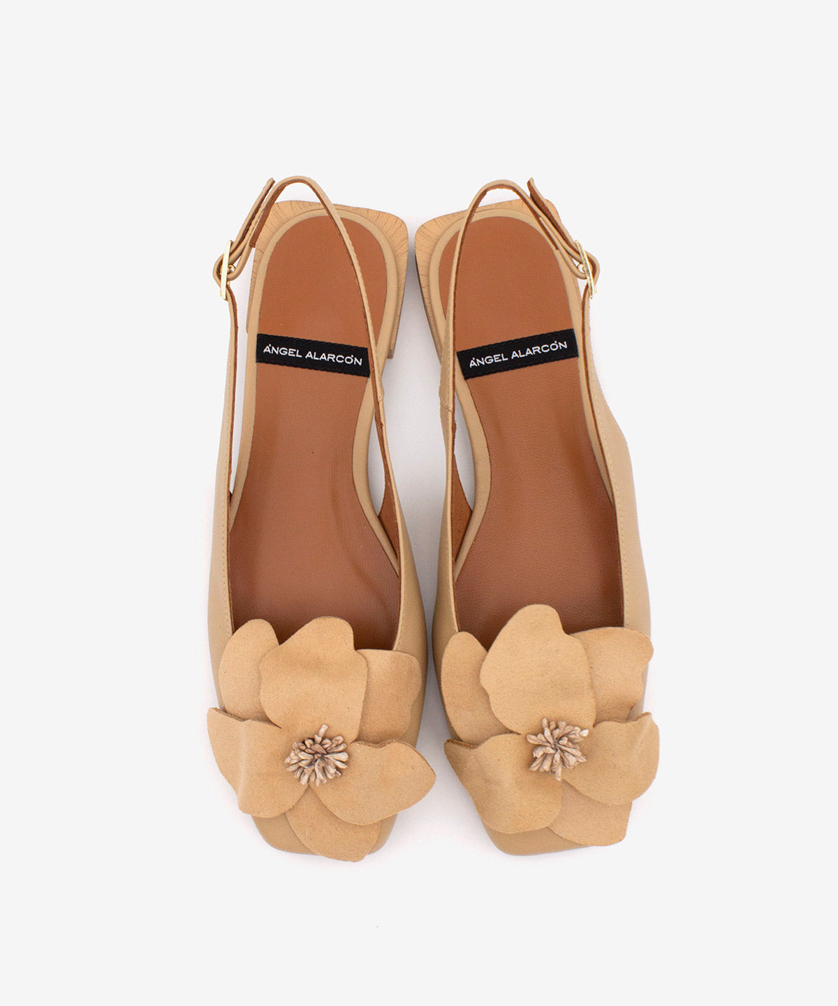 Slipper de mujer con tacón plano, de punta cuadrada con flor de adorno de Piel grano suave, ROSINA - Ángel Alarcón - Camel Camel-5