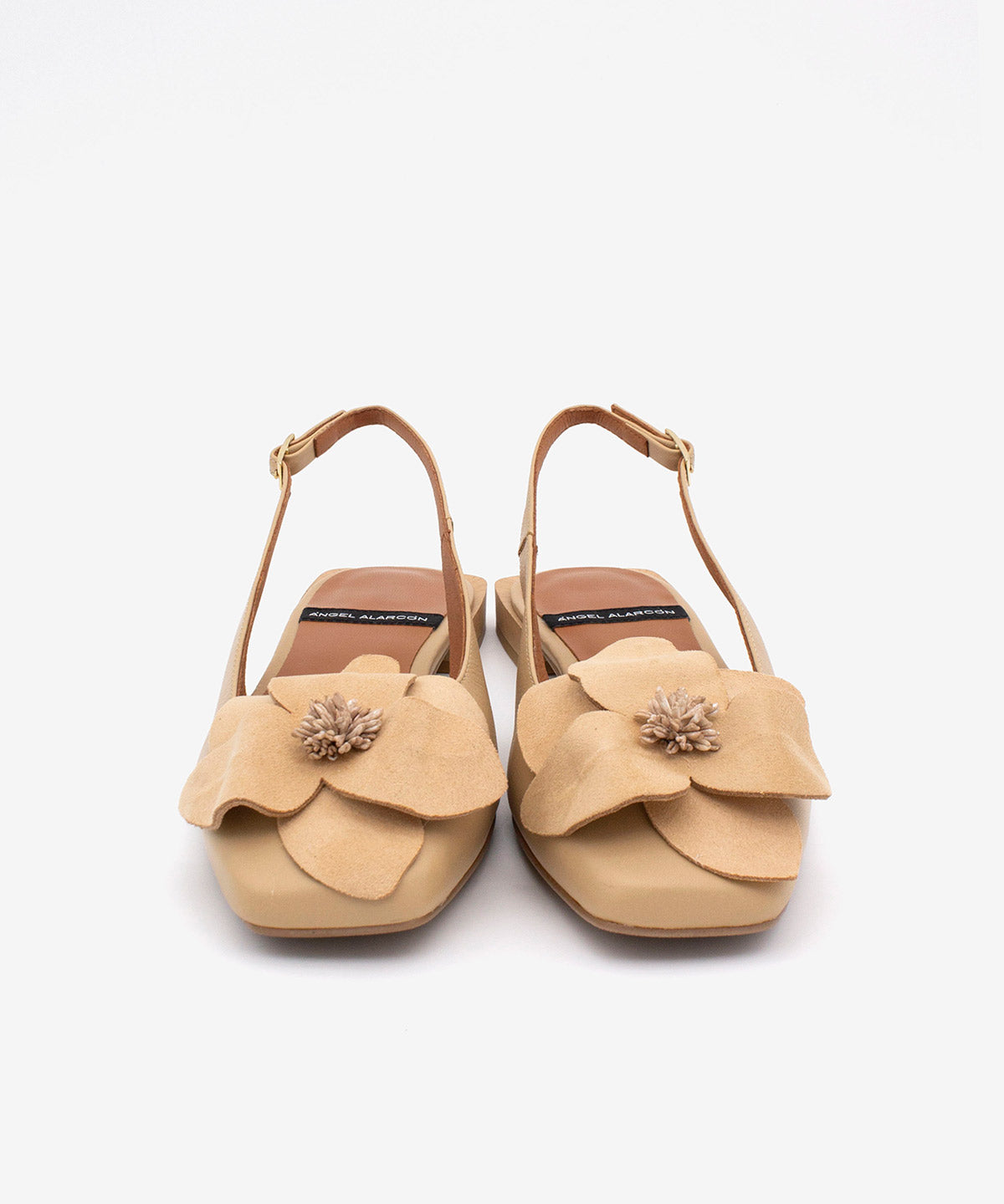 Slipper de mujer con tacón plano, de punta cuadrada con flor de adorno de Piel grano suave, ROSINA - Ángel Alarcón - Camel Camel-6