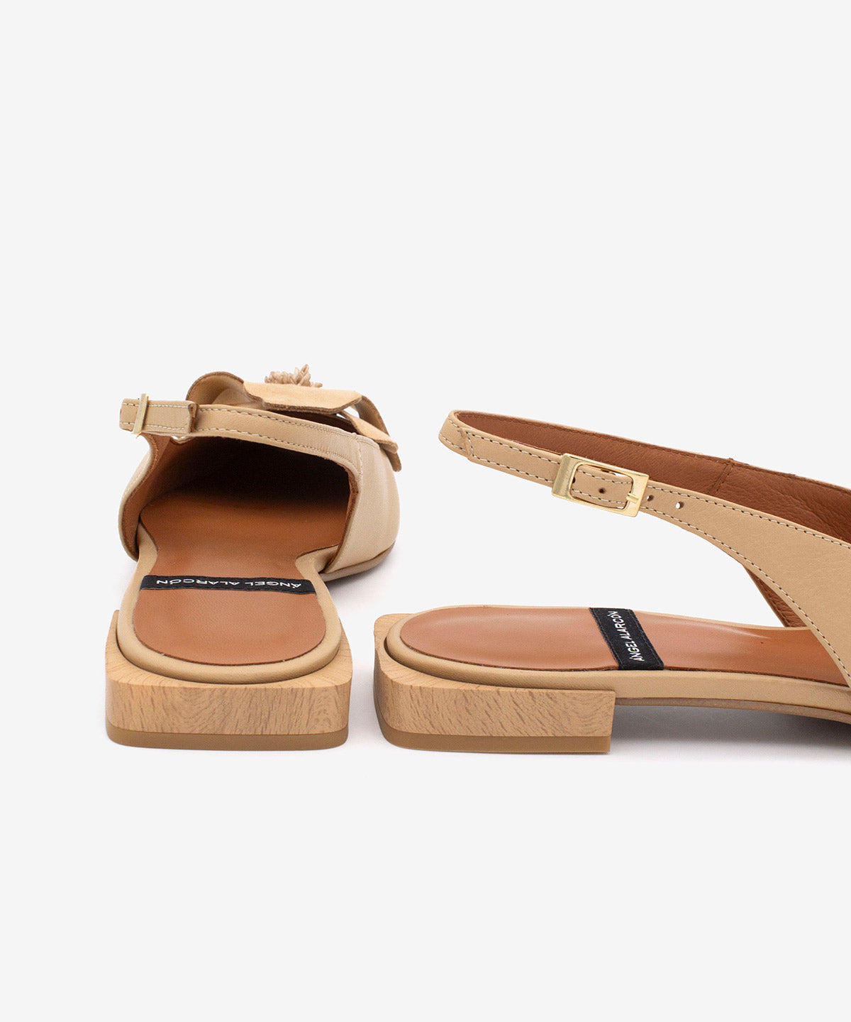 Slipper de mujer con tacón plano, de punta cuadrada con flor de adorno de Piel grano suave, ROSINA - Ángel Alarcón - Camel Camel-7